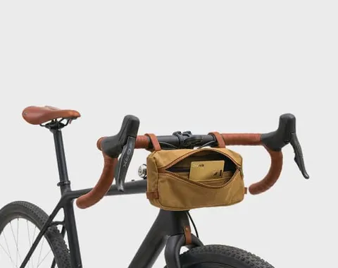 Carte Ondrela dorée dans une sacoche de guidon de vélo