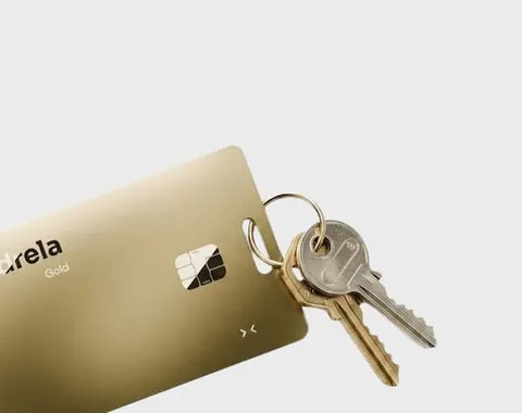 Carte Ondrela dorée attachée à un porte-clés
