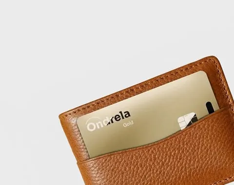 Carte Ondrela dorée dans la fente d'un portefeuille en cuir